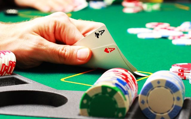 Poker hay còn được gọi với cá tên là Xì Tố